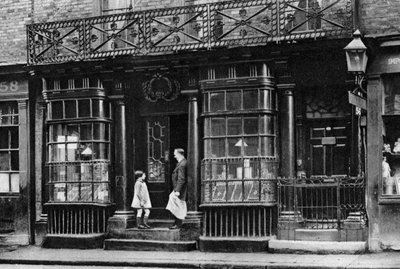 En butikkfront, Artillery Lane, utenfor Bishopsgate, London, 1926-1927. av McLeish