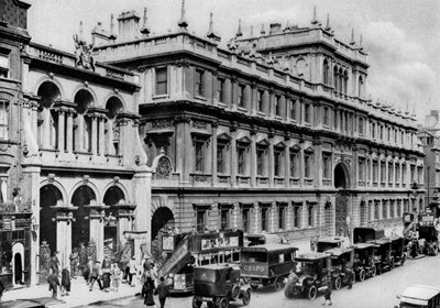 Burlington Arcade-inngangen og huset til Royal Academy, Piccadilly, 1926-1927. av McLeish