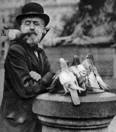 Pigeons of St Pauls with a vagrant, London, 1926-1927. av McLeish
