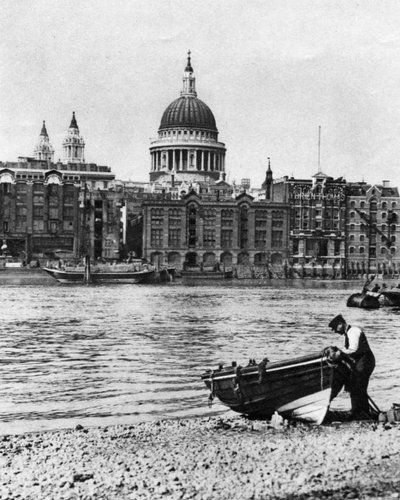 Thames waterman og båten hans på stranden ved Bankside, London, 1926-1927 av McLeish