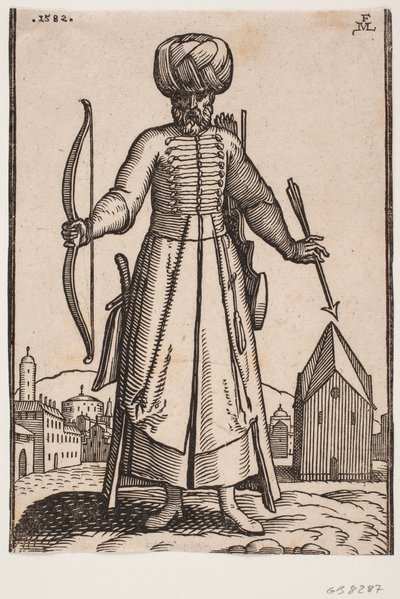 Forfra, turbanet soldat med utstrakte armer, stående på et åpent torg i en by; i r. hånd holder han en bue, i v. en pil; bak l. skulder et kogger, ved h. side en sabel av Melchior Lorck