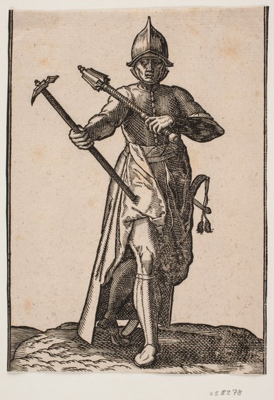 Stående soldat med hjelm, sett forfra; i r. hånd en krigshammer, i v. hånd en krigskølle, bakbein og fot forvrengt i forhold til fronten; ved v. side et sverd av Melchior Lorck