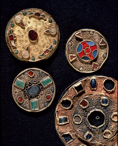 Arkeologi i middelalderen (middelalderen). Barbarkunst fra Gallia: fibuler (fra latin fibula som betyr feste) i gullsølvverk i filigran, polykrom stil. Frankrike, merovingertid, 600-700-tallet. Strasbourg, Musee d