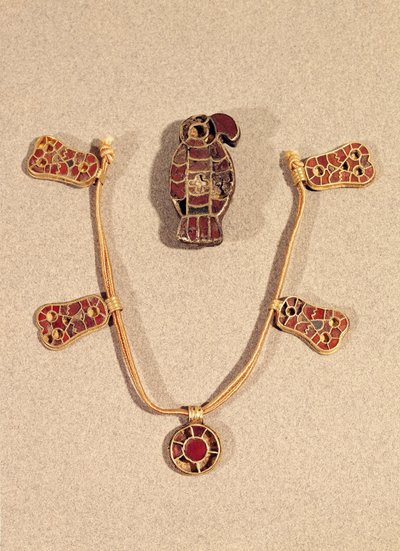 Ørneformet brosje og et halskjede, 4.-6. århundre (gull og cloisonne-emalje) av Merovingian