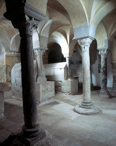 Merovingerkunst: utsikt over krypten til klosteret Jouarre. 7. århundre e.Kr. Not og mergel av Merovingian