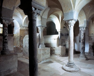 Merovingerkunst: utsikt over krypten til klosteret Jouarre. 7. århundre e.Kr. Not og mergel av Merovingian