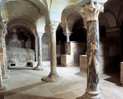 Merovingerkunst: utsikt over krypten til klosteret Jouarre. 7. århundre e.Kr. Seine og Marne av Merovingian