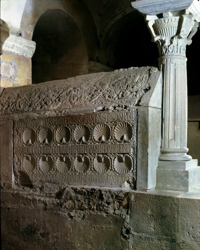 Merovingerkunst: kenotaf av abbedisse Theodechilde (eller Telchide) (død 662 e.Kr.). Begravelsesmonument i stein. Klosteret i Jouarre (Seine og Marne) av Merovingian