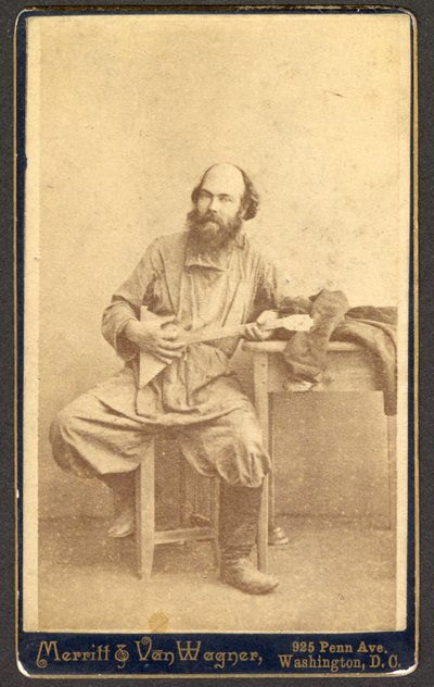 Portrett av uidentifisert mann med balalaika, mellom 1886 og 1895. av Merritt and Van Wagner