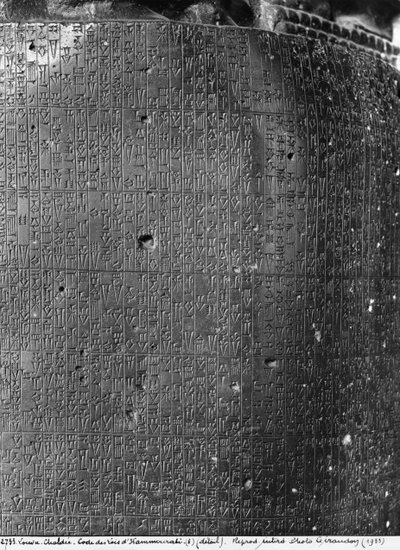 Code of Hammurabi, detalj av kolonneinskripsjonen som omhandler en samling eksemplariske dommer vedtatt av Hammurabi, kongen av Babylon, funnet i Susa, ca. 1750 f.Kr. basalt, se også 286949 bw foto av Mesopotamian