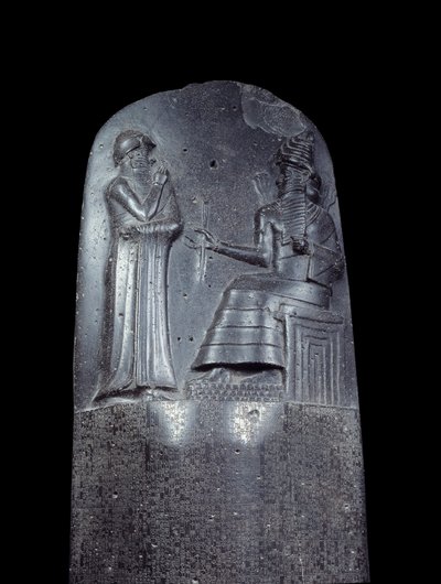 Mesopotamia: stele i dioritt av lovkodeksen til Hammurabi (eller Hammourabi). Den er dekket med kileskriftinskripsjoner og på toppen står kong Hammurabi foran solguden i Mesopotamia, Shamash, rettferdighetens guddommelige. Det er et av de eldste stykkene o av Mesopotamian