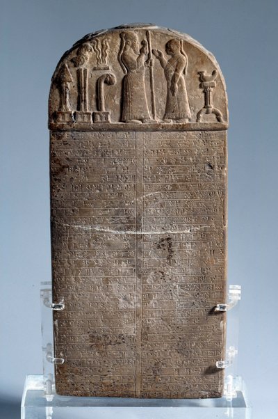 Mesopotamia: kudurru (stele brukt som støtte for donasjoner av land gjort av de kassittiske herskerne i Babylon til familiemedlemmer eller høye dignitærer. Inskripsjonen er i kileskrift. Teksten er en beretning om de militære og administrative tjenestene)  av Mesopotamian Mesopotamian