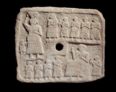 Mesopotamia: lavt relieff i kalkstein av Ur-Nanshe (Vår nanshe), konge av Lagash. Sumerisk periode. Fra Tello Paris, musee du Louvre - minnesrelieff for byggingen av en religiøs bygning av Ur-Nanshe, kongen av Lagash (Ur-Nanshe) (Our nanshe) fra av Mesopotamian Mesopotamian