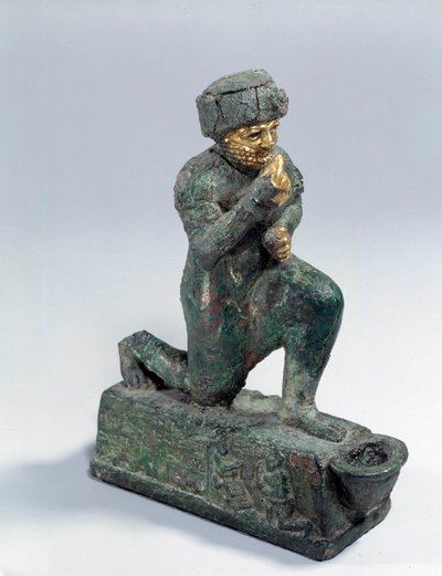 Mesopotamia: Statuett i sølv, bronse og gull av knelende tilbeder, ex-voto dedikert til guden Amurru for livet til Hammurabi. 1800 f.Kr. Fra Larsa-siden. Paris, Louvre-museet av Mesopotamian Mesopotamian