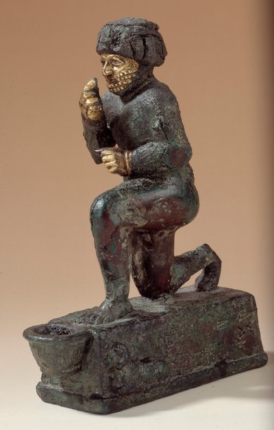 Mesopotamia: Statuett i sølv, bronse og gull av knelende tilbeder, ex-voto dedikert til guden Amurru for livet til Hammurabi. 1800 f.Kr. Fra Larsa-siden. Paris, Louvre-museet av Mesopotamian Mesopotamian