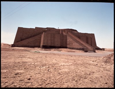 Utsikt over den rekonstruerte zigguraten, 2050 f.Kr av Mesopotamian Mesopotamian