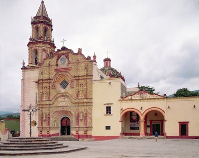 Fasade til Franciscan Mission Church of Saint James i Jalpan, 1751-58 av Mexican School
