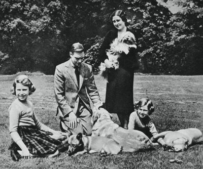 Kongefamilie som en lykkelig gruppe hundeelskere, 1937. av Michael Chance