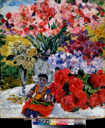 Blomster og en dukke - Maleri av Mikhail Nikolayevich Yakovlev (1880-1942), olje på lerret av Mikhail Nikolayevich Yakovlev