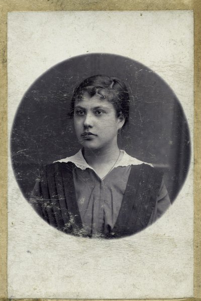 Gammelt portrett av en ung jente. Bildet ble tatt rundt 1914 (bilde) av Mikhail Pogosov
