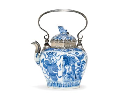 Blå og hvit tekanne og deksel (keramikk og sølv) av Ming Dynasty Chinese School