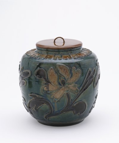 Polykrom krukke med lakklokk (keramikk og lakkert tre) av Ming Dynasty Chinese School