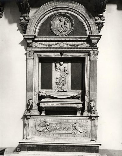 Monument til grev Ugo (d.1001) Markgreve av Toscana (marmor) (s/hvitt foto) av Mino da Fiesole