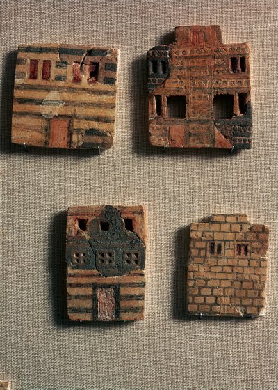 Minoisk kunst: små keramiske fliser som representerer minoiske hus. 1700-1600 f.Kr. Heraklion, arkeologisk museum Kreta - minoisk kunst: små keramiske fliser som viser minoiske hus. 1700-1600 f.Kr. Arkeologisk museum, Heraklion, Kreta, Hellas av Minoan