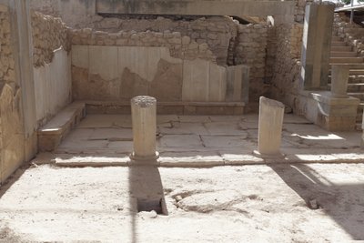 Det minoiske arkeologiske stedet Phaistos. Dronningens Megaron (dvs. dronningens leiligheter). Den sørligste av "" Royal Apartments of Phaistos. Gulvet ble belagt med gipsplater og rød puss som fylte mellomrommet. Gips ble også brukt til thr benc av Minoan