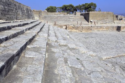 Det minoiske arkeologiske området Phaistos. Vestgården og teaterområdet. Stor asfaltert domstol foran fasaden og den sentrale inngangen til palasset (1900 -1700 f.Kr.). Denne retten spilte en viktig rolle i innbyggernes liv. Ved foten av av Minoan