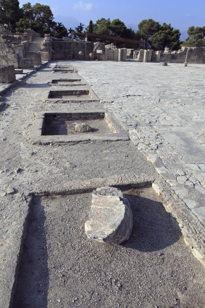 Det minoiske arkeologiske stedet Phaistos. Generell utsikt over den sentrale domstolen fra helligdommene i vestfløyen. Den sentrale domstolen er et grunnleggende arkitektonisk element i Minoen-palasset. Det er en kjerne som de forskjellige vingene er satt  av Minoan
