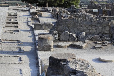 Det minoiske arkeologiske stedet Phaistos. Generell utsikt over vestfløyens helligdommer langs den sentrale domstolen fra nordfløyen. Det var to typer helligdom: "Benkhelligdom" og "Lutralbasseng". "" Bench Shrine"" var et lite og rektangulært rom med lavt av Minoan