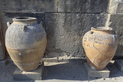 Det minoiske arkeologiske stedet Phaistos. Stor pithoi (oppbevaringskrukke), funnet ved sentralretten. Kreta. av Minoan