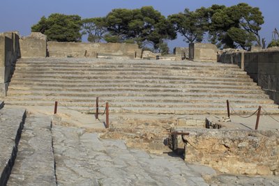 Det minoiske arkeologiske stedet Phaistos. Trapp som starter i vestgården og fører til The Propylaea, rektor og den mest imponerende inngangen til det nye palasset og trappene som utgjorde setene for teaterområdet, brukt til religiøse arrangementer og f. av Minoan