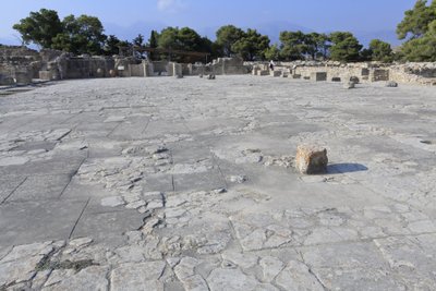 Det minoiske arkeologiske stedet Phaistos. Den sentrale domstolen, et grunnleggende arkitektonisk element i Minoen-palasset. Det er en kjerne som de forskjellige vingene er satt rundt. Denne sentrale domstolen ble bygget i det gamle palassets tid (1900-170 av Minoan