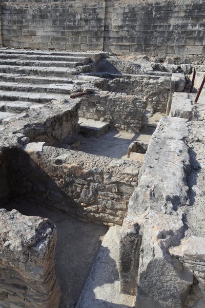 Det minoiske arkeologiske stedet Phaistos. Trepartshelligdommen. Dette komplekset av rom foran palasset var en liten helligdom. Phaistos, Kreta. av Minoan