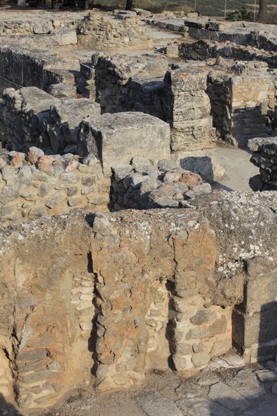 Det minoiske arkeologiske stedet Phaistos. Utsikt over North East Complex. Kompleks med fire rom i direkte tilknytning til det gamle palasset. Disse rommene ble brukt til å lagre verdifulle rituelle kar. Den berømte "" Phaistos-skiven"" med hieroglyfisk sk av Minoan