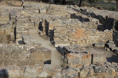 Det minoiske arkeologiske stedet Phaistos. Utsikt over North East Complex. Kompleks med fire rom i direkte tilknytning til det gamle palasset. Disse rommene ble brukt til å lagre verdifulle rituelle kar. Den berømte "" Phaistos-skiven"" med hieroglyfisk sk av Minoan