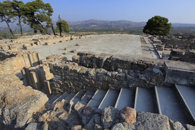 Det minoiske arkeologiske stedet Phaistos. Utsikt over den sentrale domstolen fra nordfløyen. Den sentrale domstolen var et grunnleggende arkitektonisk element i Minoen-palasset. Det er en kjerne som de forskjellige vingene er satt rundt. Denne sentralrett av Minoan