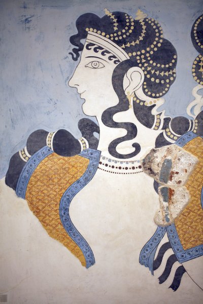 Minoisk kunst. Detaljer om "" Damer i blått""" fresken. Komposisjon av rikt kledd og overdådig besmykket kvinneskikkelse avbildet mot en blå grunn. Til tross for sin fragmentariske tilstand, overfører dette veggmaleriet betydningen av overflod og velstand av Minoan