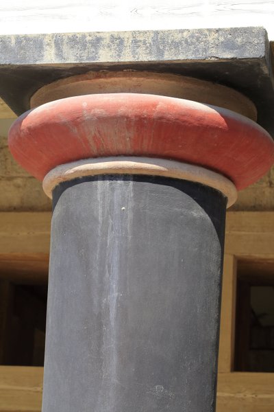 Minoen arkeologiske funnsted i Knossos. Detalj av en søyle i Hall of the double akser og dronningen megaron av palasset til kong Minos. Knossos, Kreta. av Minoan