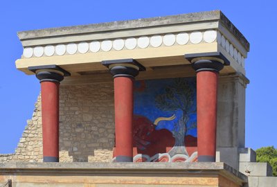 Minoen arkeologiske funnsted i Knossos. Nord inngang, Nord søyle Hall. Bastion rekonstruert av Arthur Evans hvor han satte en kopi av en restaurert reliefffreske av en okse. Knossos, Kreta. av Minoan