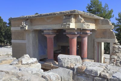 Minoen arkeologiske funnsted i Knossos. Nordlige lustrale bassenger. Nordinngangen til palasset. I følge A. Evans ble denne bygningen brukt i renseseremonier og kalte derfor dette stedet "" Lustral bassenger"". Knossos, Kreta. av Minoan