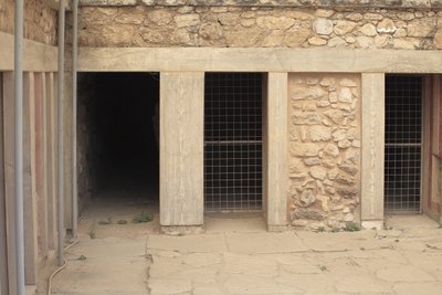 Minoen arkeologiske funnsted i Knossos. Vestfløyen ved siden av "" trepartshelligdommen"". Rom med to store rektangulære depoter senket ned i gulvet. De var fulle av leirvaser og verdifulle gjenstander, blant annet de berømte statuettene som representerte  av Minoan