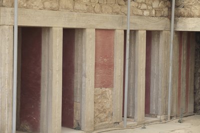 Minoen arkeologiske funnsted i Knossos. Vestfløyen ved siden av "" trepartshelligdommen"". Rom med to store rektangulære depoter senket ned i gulvet. De var fulle av leirvaser og verdifulle gjenstander, blant annet de berømte statuettene som representerte  av Minoan