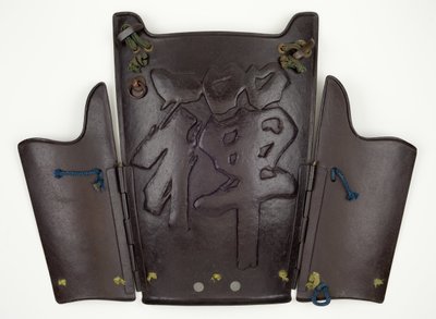 Brystplate og to sideplater av en hengslet femseksjons rustning i yukinoshita-stil, med preget design av karakteren for 'Zen', februar 1716 (jern, kobberlegering, lakk og silkesnor) av Miyata Katsusada