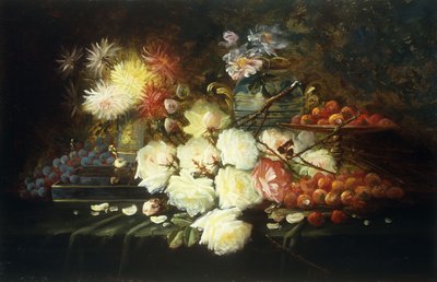 Stilleben med roser, krysantemum, druer og jordbær av Modeste Carlier