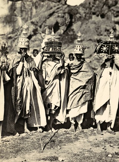 "Building an Empire" i den fascistiske tidsalderen: en gruppe abyssiniske prester, 09.05.1936 (s/hvitt-bilde) av Modestino Baldinetti