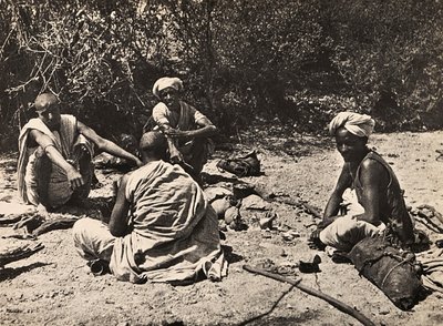 Bygge et imperium i den fascistiske tidsalderen: en gruppe nomader som hviler, 09.05.1936 (s/hvitt-bilde) av Modestino Baldinetti