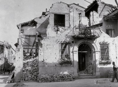 Bombardementene til Sermide: et hus som ble alvorlig skadet under andre verdenskrig. En del av fasaden kan sees av Modestino Baldinetti